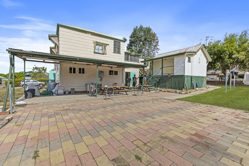 Courtyard, cottage and clothes lines